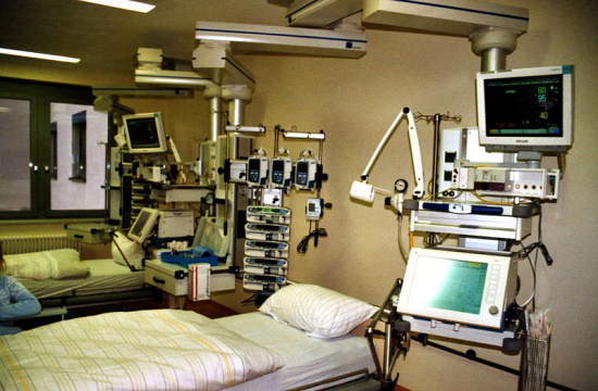 Minister briefs parties on state of ICU bed availability for Covid-19 in Greece